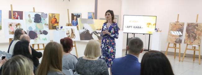 Мастацтва з водарам кавы: БН АЗС адкрылі нестандартную выставу карцін беларускіх мастакоў!