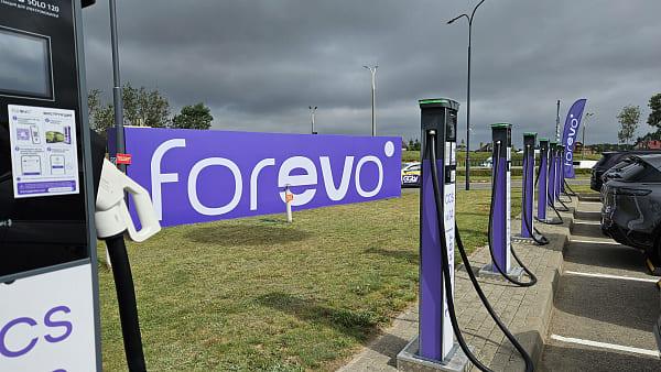 FOREVO открыл крупнейший в Беларуси хаб для зарядки электромобилей на территории АЗС А-100